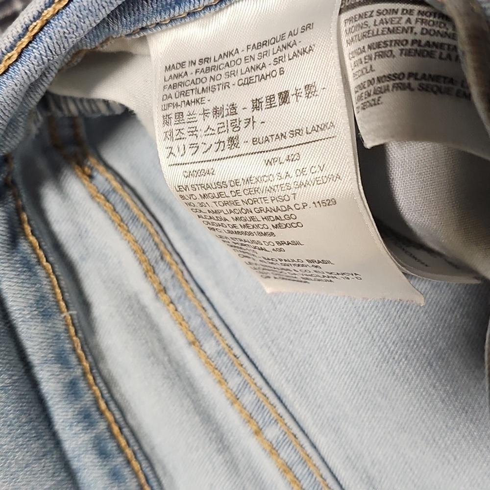 Levi's Classic Straight Jeans Size 4 Blue Light Wash Denim EUC Worn 2X Women's - Picture 2 of 4